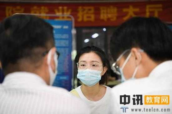 2022年5月17日，在合肥学院内，求职者（中）向用人单位工作人员了解招聘信息。新华社记者 张端 摄