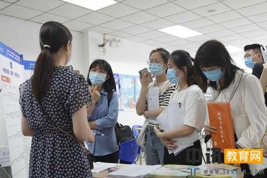 2022年5月13日，在位于重庆市北碚区的西南大学，应届毕业生在“百万英才兴重庆”招聘会上了解招聘信息。新华社记者 秦廷富 摄